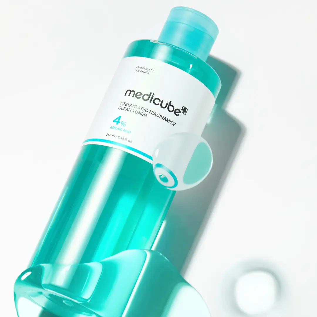 Medicube Azelaic Acid Niacinamide Clear Toner in 250ml bottle, featuring clear liquid and brand label for skincare.