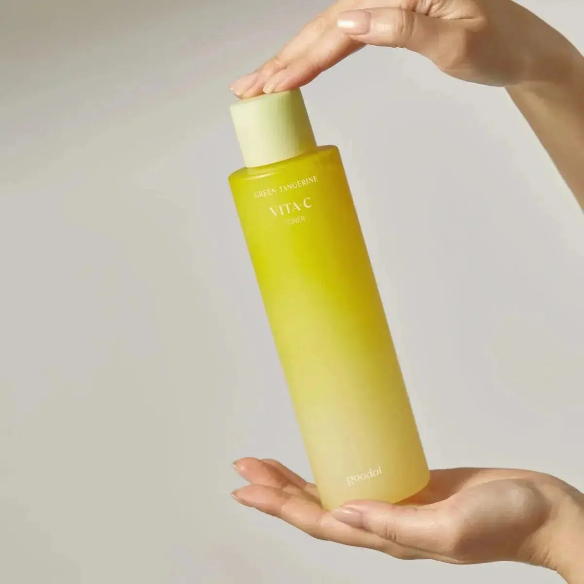 Goodal Green Tangerine Vita C Toner 100 ml, clear bottle with green citrus-themed design and product label.