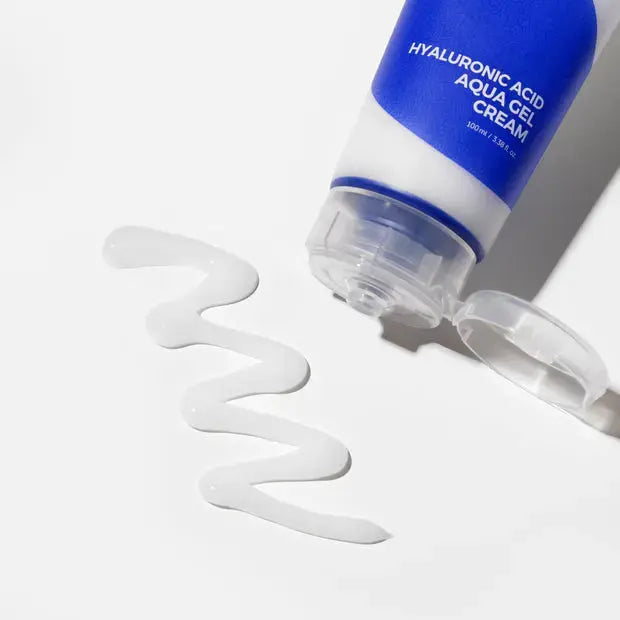 ISNTREE Hyaluronic Acid Moist Cream 100ml jar with creamy texture, ideal for hydrating and moisturizing skin.