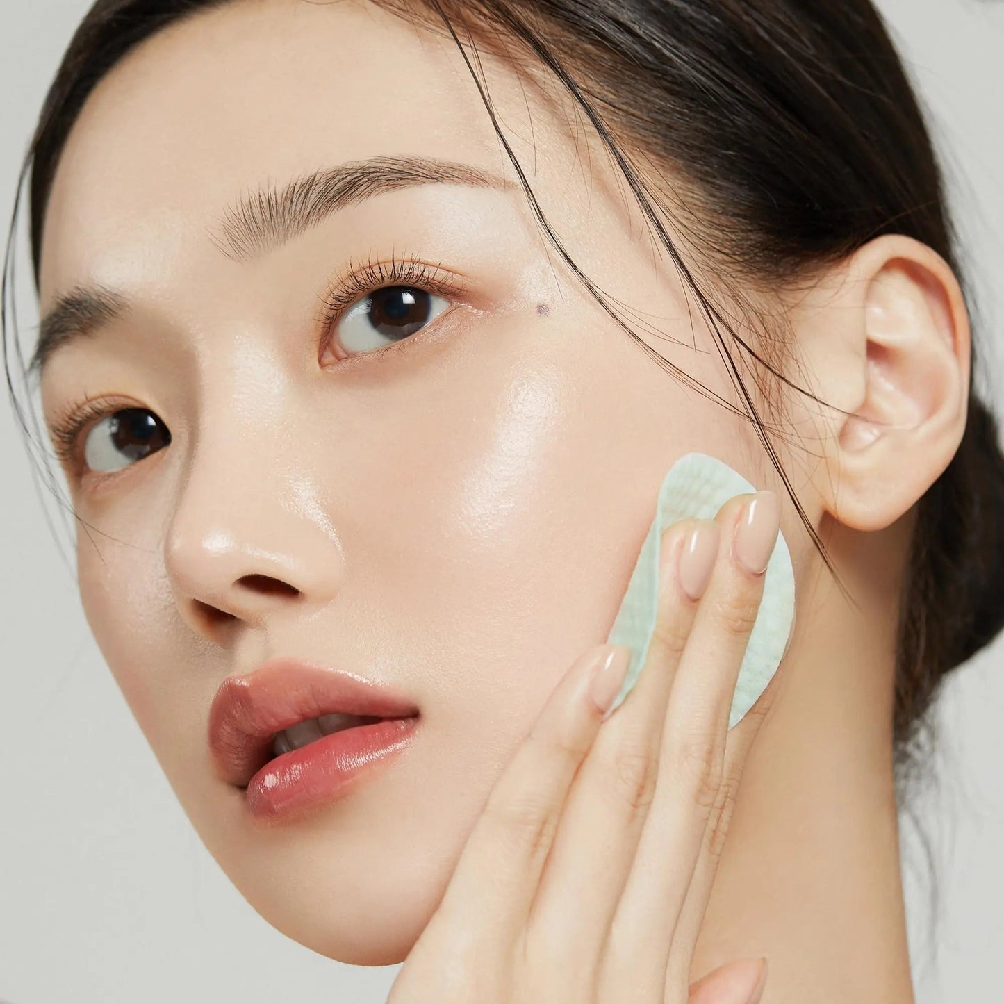 Medicube Super Cica Pad toner pads in a box with 70 pieces, designed for soothing and calming skin.