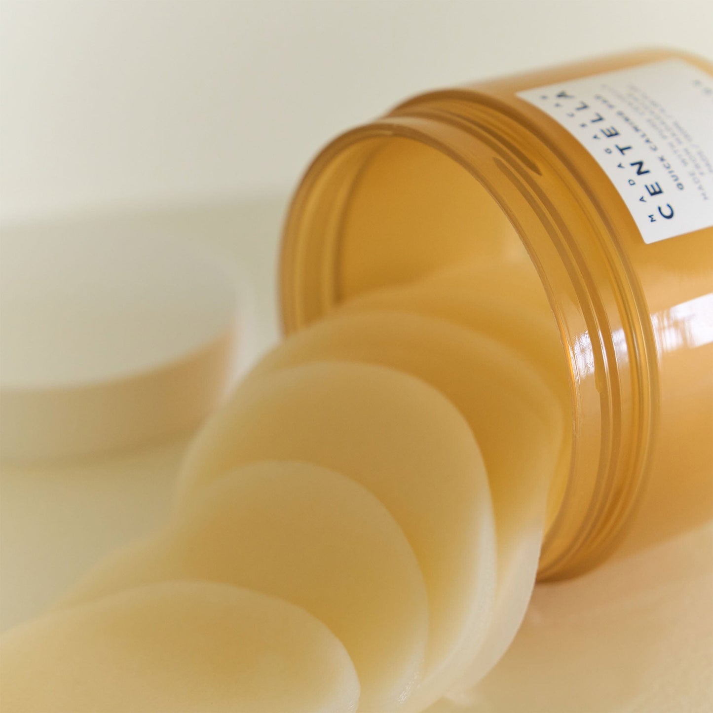 SKIN 1004 Madagascar Centella Quick Calming Pad with 70 soothing mask pads in a 130ml container, infused with centella extract.