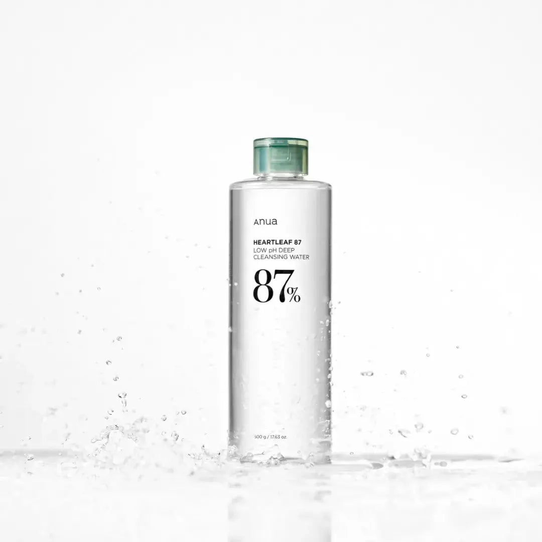 ANUA Heartleaf Low pH Deep Cleansing Water in a 500 ml bottle, featuring a clear liquid with a blue cap and label.