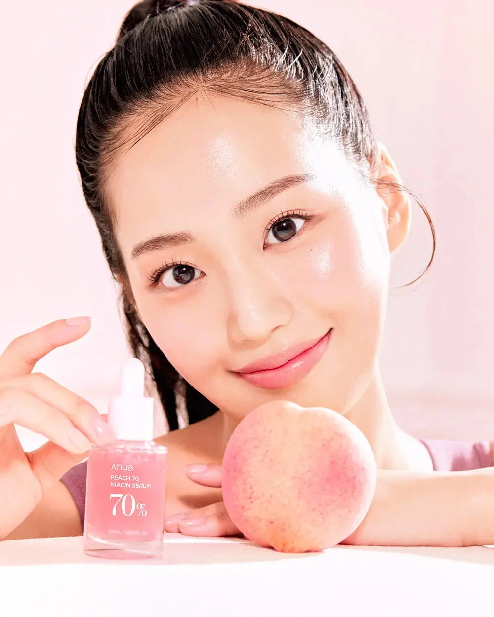 Anua Peach 70% Niacinamide Serum bottle, 30 ml, with a sleek design and label displaying product details.