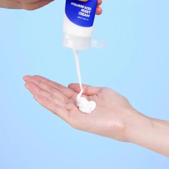 ISNTREE Hyaluronic Acid Moist Cream in a 100 ml jar, featuring a smooth, hydrating cream for nourishing skin.