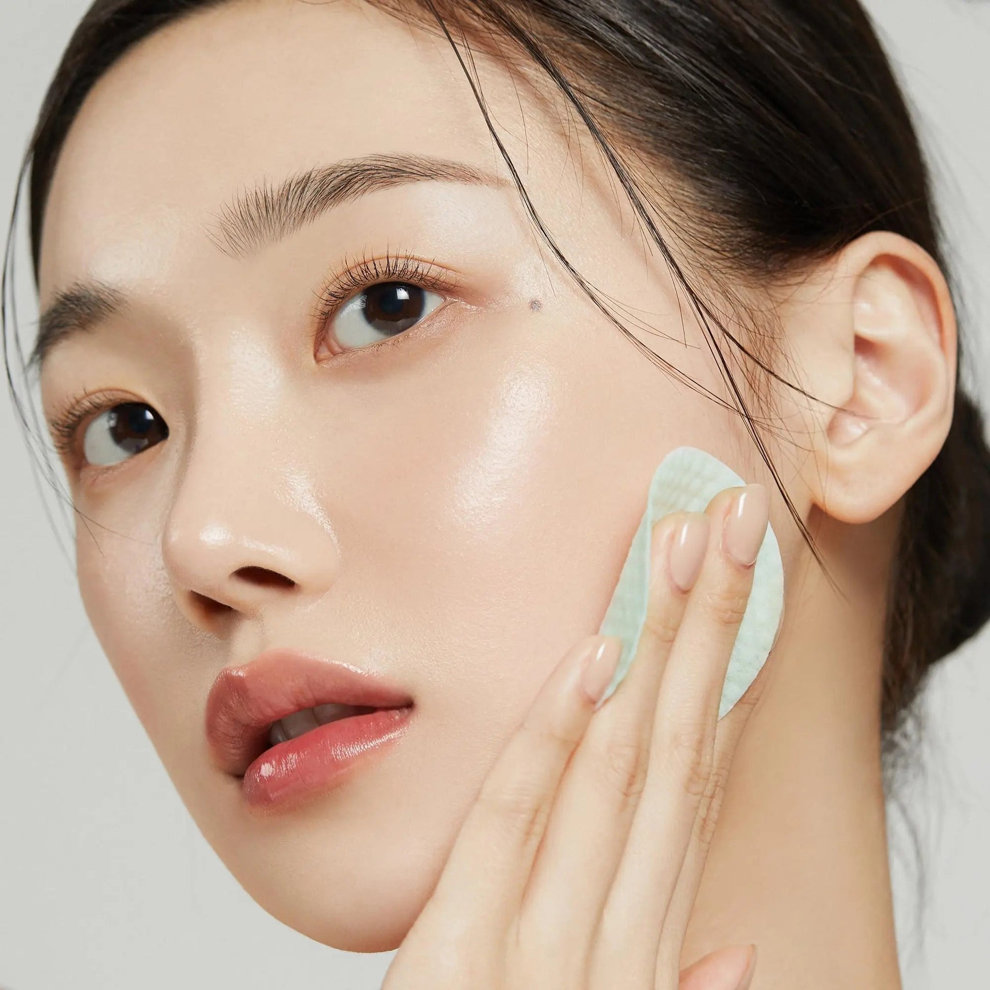 Medicube Super Cica Pad toner pads in a box with 70 pieces, designed for soothing and calming skin.